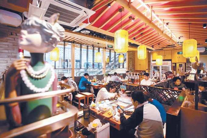 昨天，市民在门头沟区长安天街商场内餐饮门店就餐。