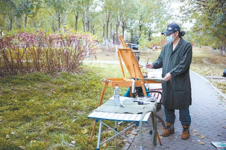 深秋时节，孙在峰在运河边创作水彩画。