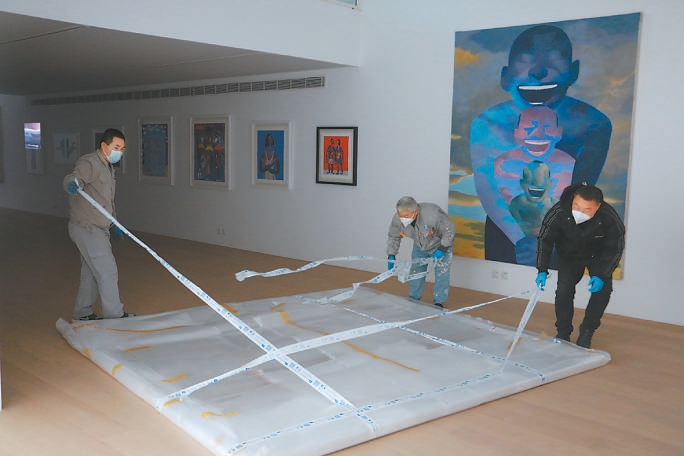 工人师傅在当代唐人艺术中心北京第二空间展厅内布展