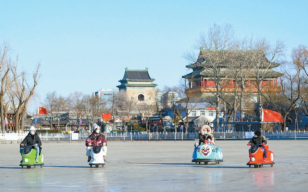 12月27日，什刹海冰场正式营业。今年的什刹海冰场开放前海和后海两块区域，市民游客可体验单人冰车、双人冰车、冰上自行车等，也可在速滑区滑冰