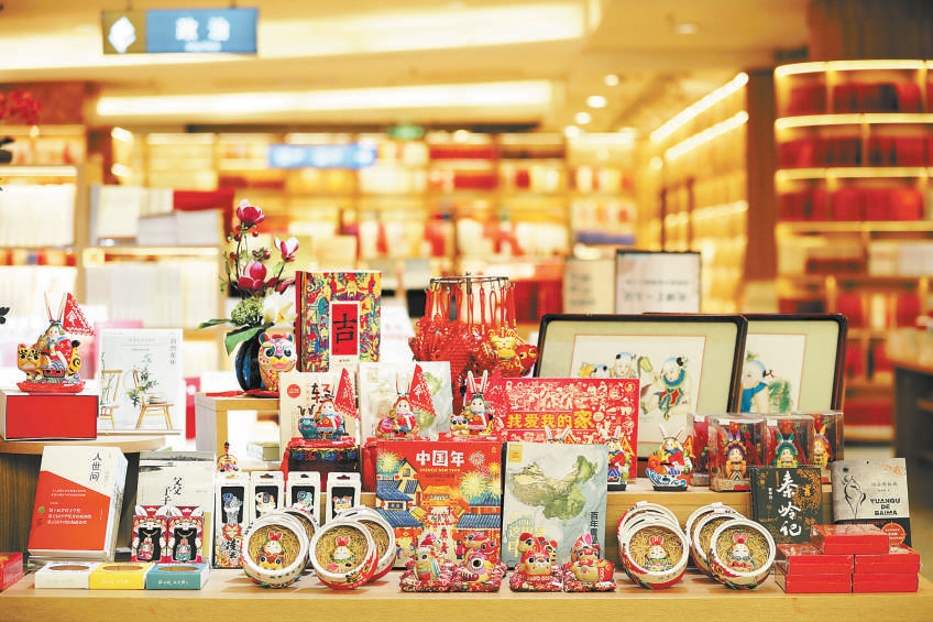 北京图书大厦特意布置了年味十足的展示柜台，精选优质图书及文创产品，提升文化消费体验