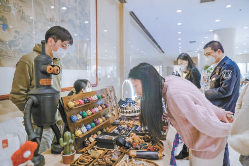 20230109_008_1231.jpg观众在艺术市集摊位选购商品