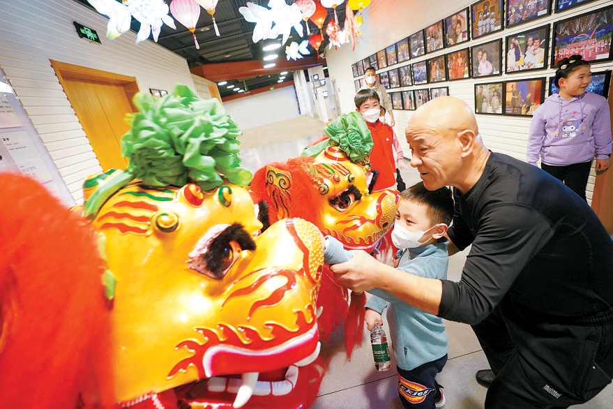 杨敬伟觉得白纸坊太狮的传承还得从娃娃抓起，但凡遇到有孩子观看的演出，他都会声情并茂、细致入微地给孩子们介绍白纸坊太狮的由来和特点。