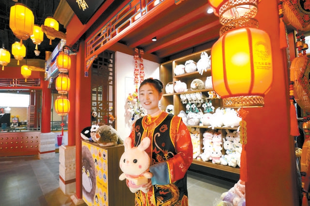 圆明园新春游园会内容丰富多彩，包含新春市集、欢乐冰雪季、冰嬉表演、文化展览、拾光买卖街“祈福迎新”等文化活动。