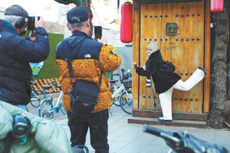 三里屯路即将启动改造。1月31日，有市民特意赶来和酒吧合影。
