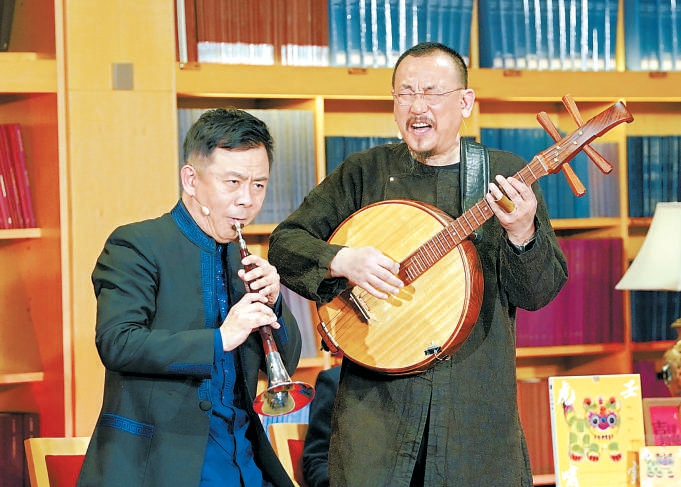 中阮名家冯满天（右）和唢呐名家牛建党。