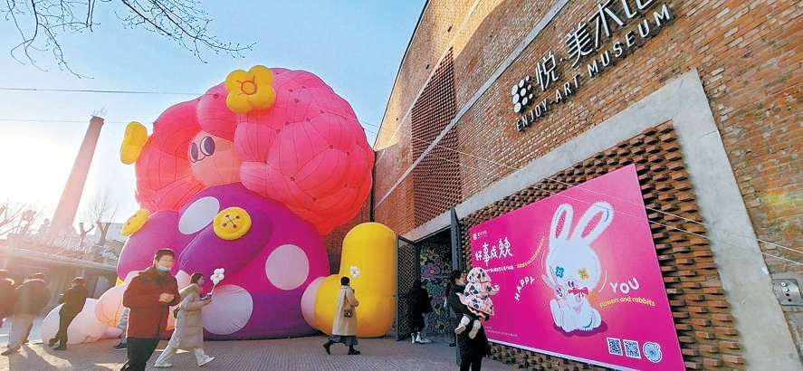 超大号艺术装置“小女孩”其其格。