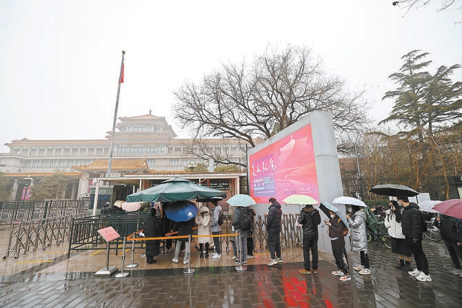 2月12日，开学前最后一个周日，中国美术馆大门外，大小观众打着伞，排成蜿蜒长队，颇为壮观。