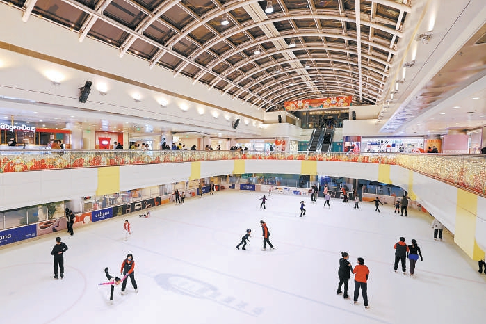 2月14日晚，国贸商城室内滑冰场上，市民畅享冰雪运动乐趣。