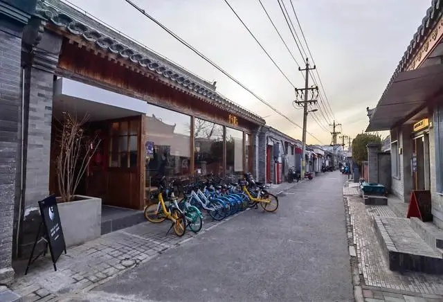 藏在三井胡同里的门前剧场，门口的共享单车，三场时如果下手慢，就可能没了