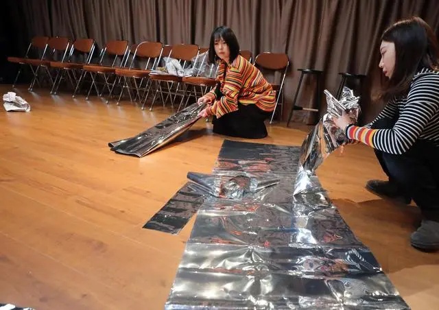 2月14日下午，虫洞剧团导演李晶正在为晚上的演出做准备
