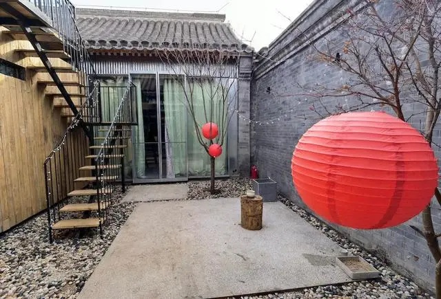 艺术餐厅和剧场之间的小院子，夏天可以为观众提供乘凉之所