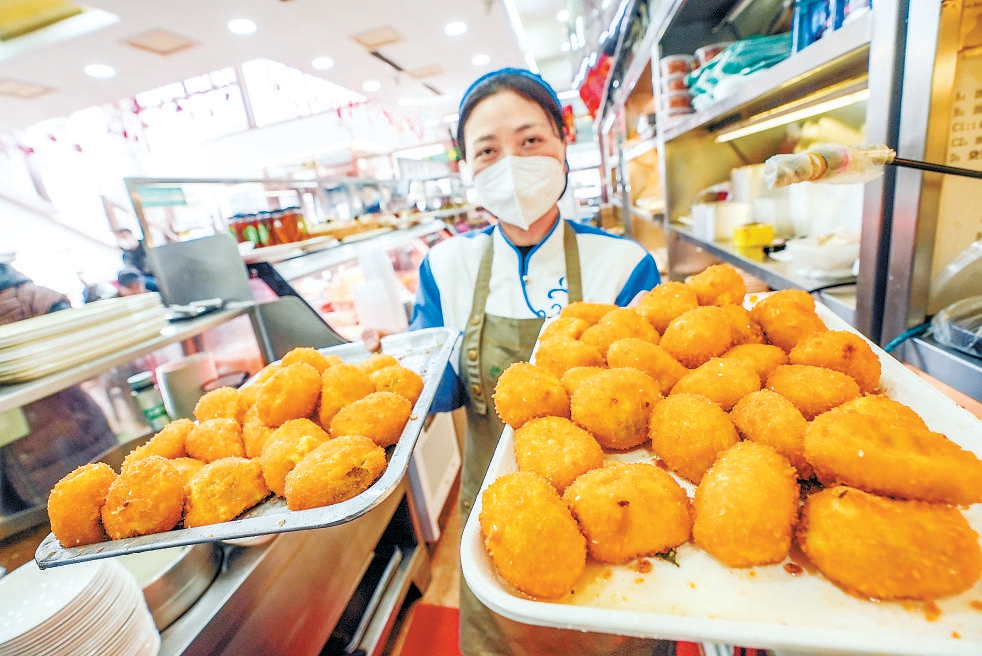 2月20日，在护国寺小吃起源店，用黍子面烹制的民俗小吃“龙胆”热销，众多市民来店内购买品尝。