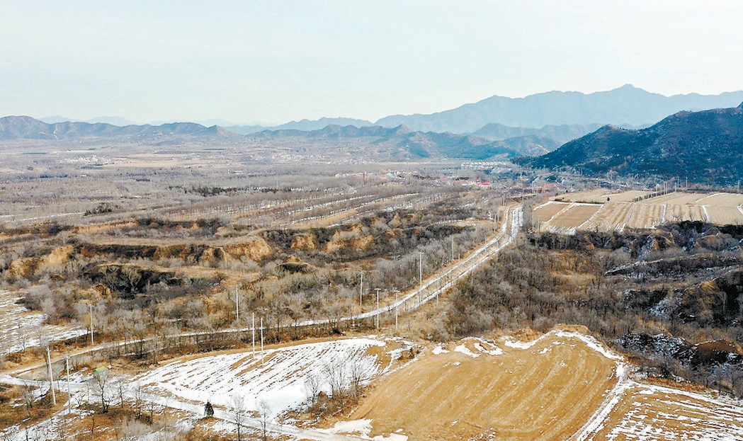 在现有路网基础上，延庆区南山环线三期工程将建设双向两车道。