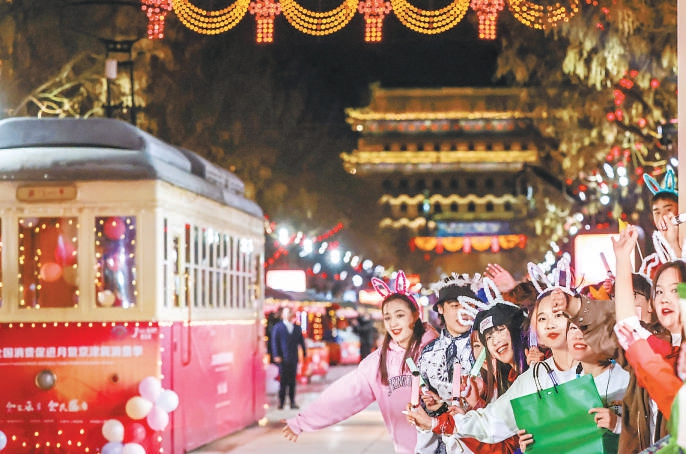 2月28日晚，2023年全国消费促进月暨京津冀消费季启动活动在前门大街举办。夜幕下的前门大街灯光璀璨、人头攒动，两侧商铺林立、生意红火，尽显古都商业街的繁华。