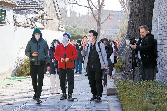中外记者漫步前门三里河，了解城市更新变化。