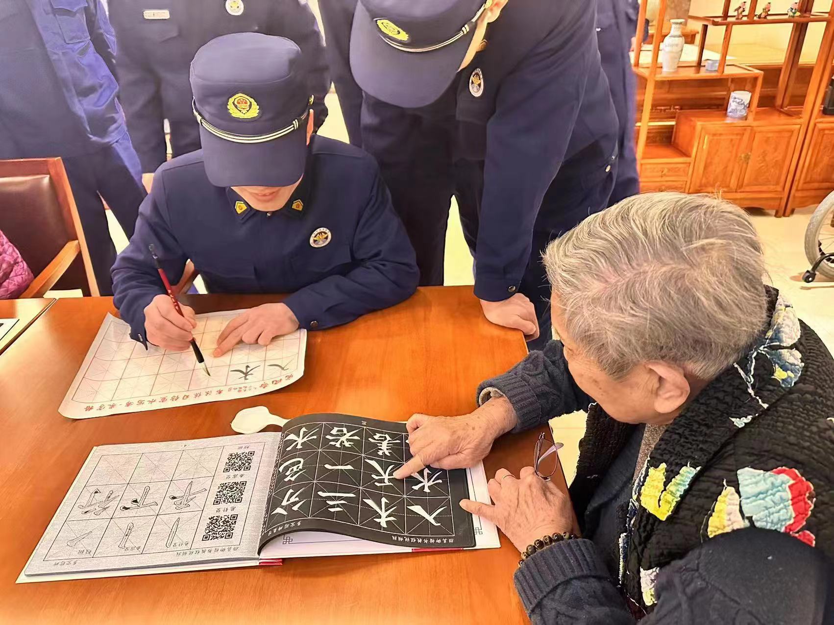 “火焰蓝”学雷锋 大兴消防在行动 “火焰蓝”学雷锋 大兴消防在行动