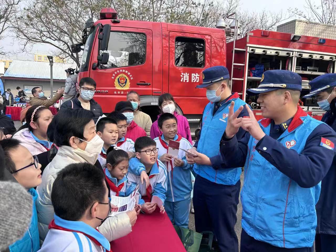 3月5日，50余项志愿服务项目云集丰台区“爱心广场”志愿服务专场，400多名志愿者参与服务
