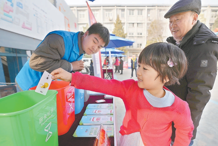 3月5日，志愿者在社区普及垃圾分类知识。