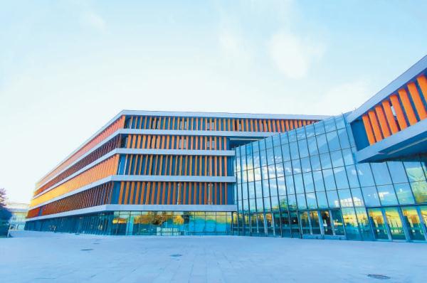 台湖图书城标志性的“8字楼”外立面近日完成改造。 台湖图书城标志性的“8字楼”外立面近日完成改造。