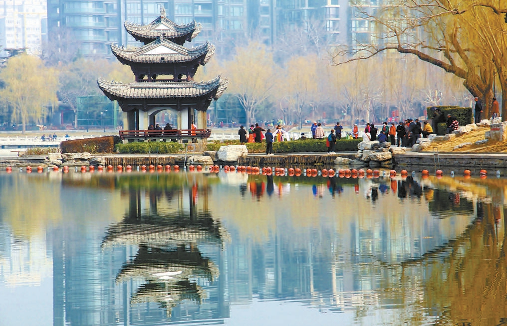 陶然亭公园引导游客爱绿护绿