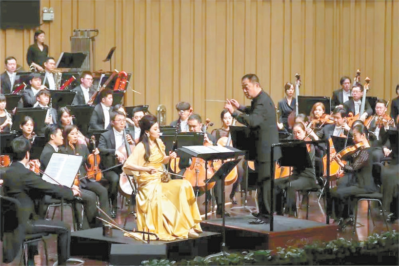 3月24日晚，著名二胡演奏家马向华与国家大剧院管弦乐团在长沙音乐厅奏响二胡 版《逝去 的时光》。3月24日晚，乐团2023年国内巡演正式收官。
