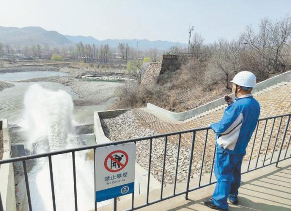 潮河输水隧洞口,水龙奔腾向前。 潮河输水隧洞口,水龙奔腾向前。