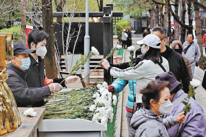 4月3日上午，在八宝山人民公墓，前来祭扫的市民几乎都选择鲜花进行绿色祭扫，让这个清明更“清明”。