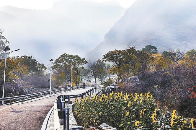 房山区新泗路获评“最美乡村路”，“公路+旅游”效应正推动沿线旅游产业发展和乡村振兴。