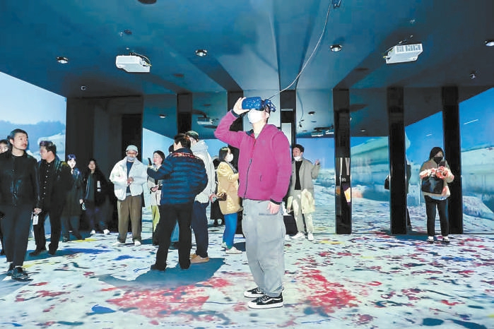 798CUBE春季新展上，观众体验VR艺术。