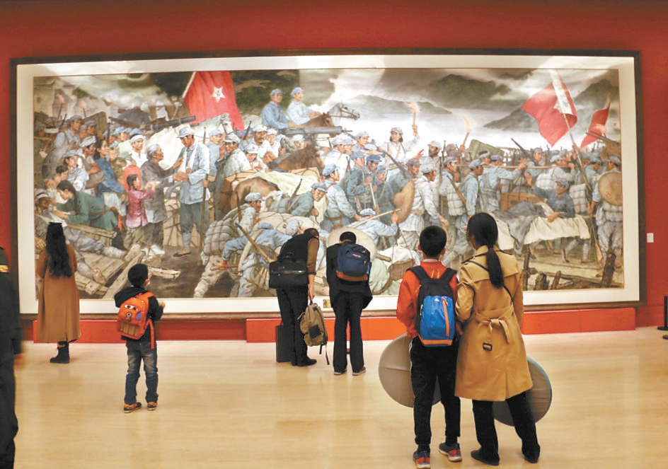 “以神取形——吴宪生作品展”现场观众认真观看巨幅画作《十送红军》。
