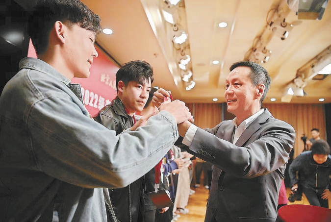 北京人艺院长冯远征（右）为学员挂上“学员证”。