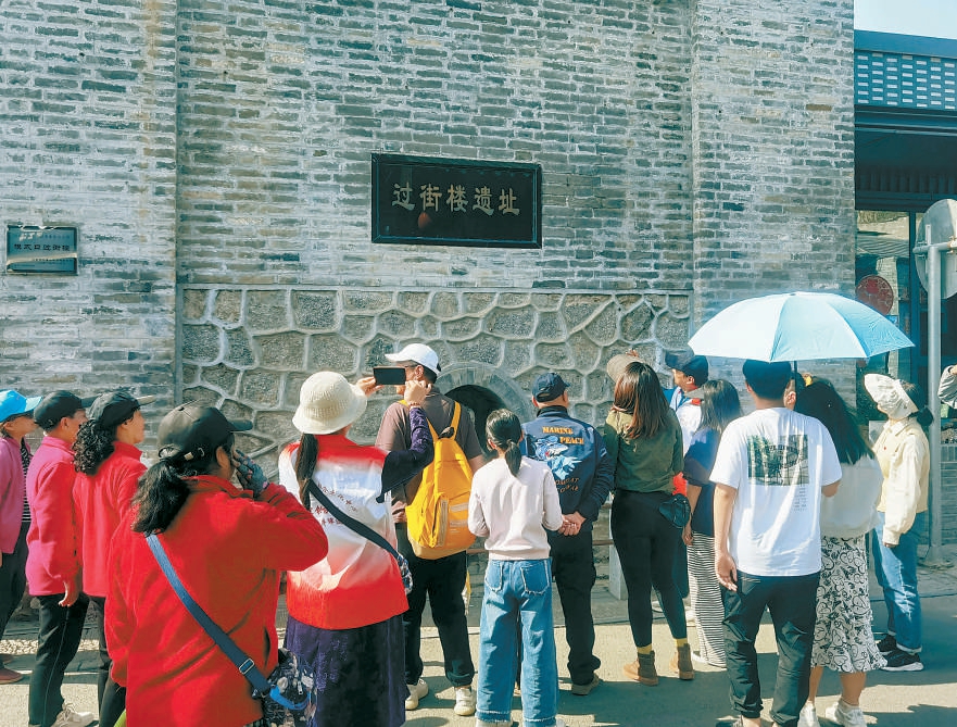 模式口驼铃古道上的过街楼遗址成为网红打卡地，也是志愿讲解的重点。