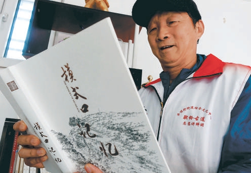 为了讲好驼铃古道的故事，讲解员平时翻阅大量资料。