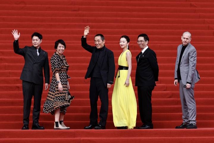 张艺谋、张颂文、周冬雨等“天坛奖”评委会成员红毯亮相。