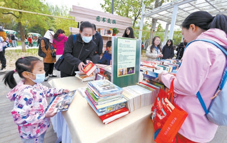 4月21日，在春意盎然的夏都公园，2023年延庆区全民阅读活动启动，为市民送来一场流动的书香盛宴。