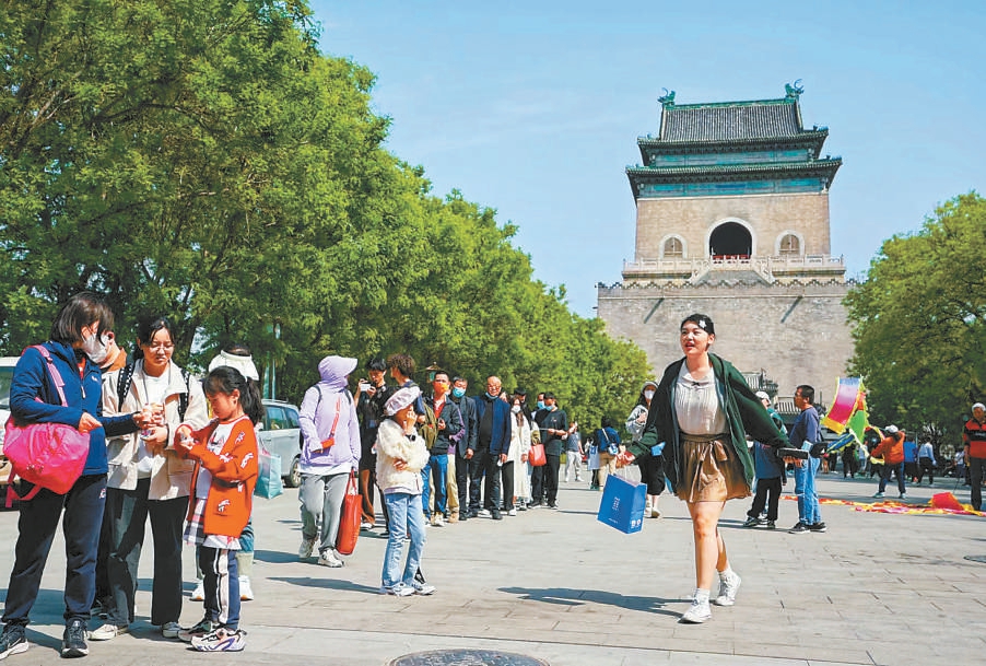 “五一”假期，北京中轴线上的鼓楼、什刹海景区受到市民、游客的青睐。拍照打卡、登楼远眺、漫步街巷，人们在假期休闲的同时，一览古都风貌。
