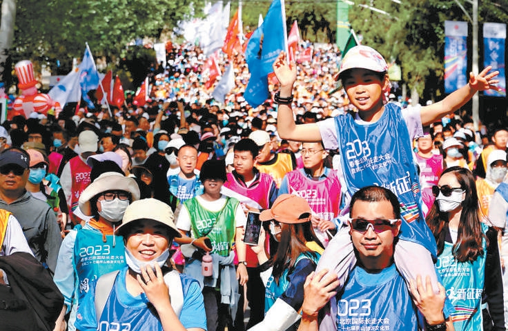 2023春季北京国际长走大会昨天在房山举行，万余名长走爱好者饱览美景，尽享运动乐趣。