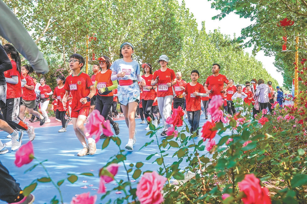 2023“北京花马”在大兴魏善庄开跑，6000名跑者在月季小镇的林间花海特色跑道尽享运动乐趣。