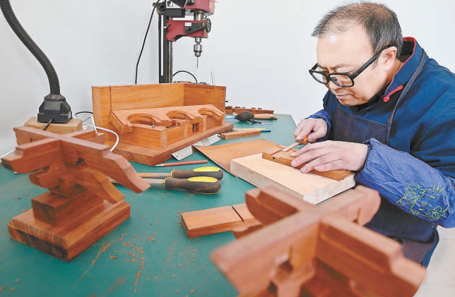 马利正在研究制作工艺。