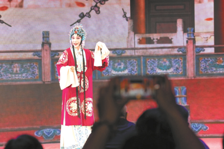 北京京剧院在顺义大剧院两周年庆媒体见面会上带来演出。