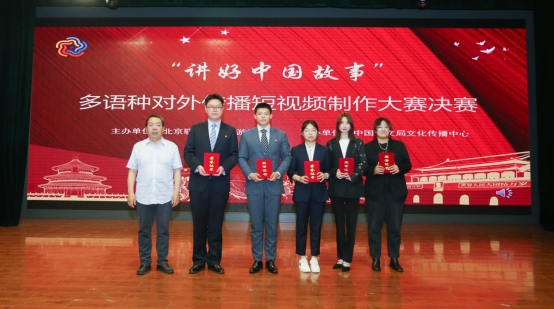 学院常务副院长严旭阳为二等奖获得者颁奖