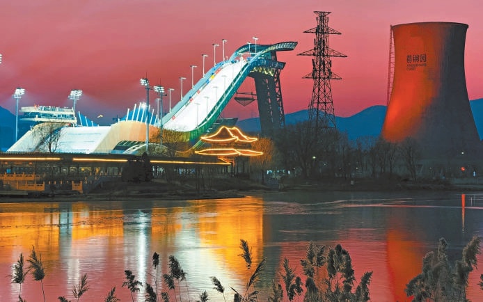 夕阳下的首钢滑雪大跳台“雪飞天”。 夕阳下的首钢滑雪大跳台“雪飞天”。