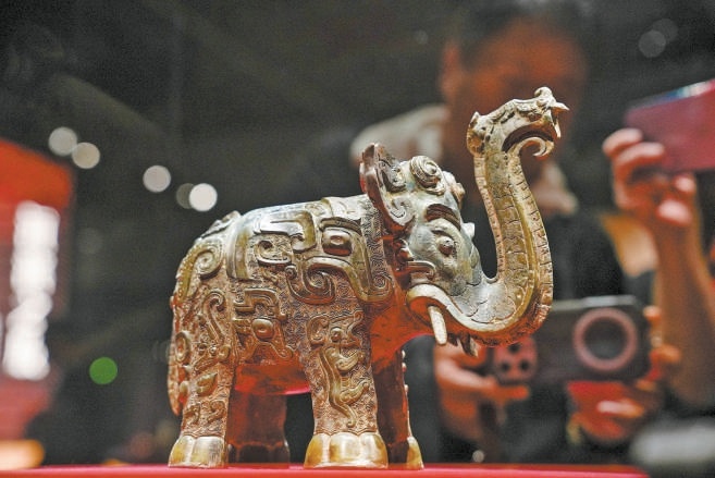 6月18日开始，湖南博物院收藏的青铜象尊亮相展览，向观众展现商代工匠的精巧手艺与祭祀文化。