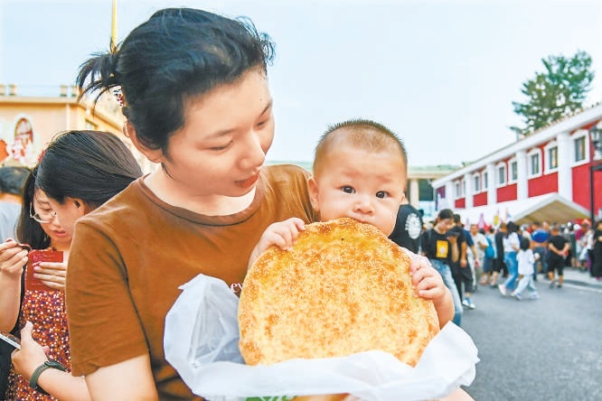 美食节现场,市民品尝各地特色美食。 美食节现场,市民品尝各地特色美食。