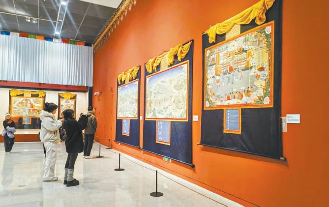 精美唐卡吸引市民驻足欣赏。