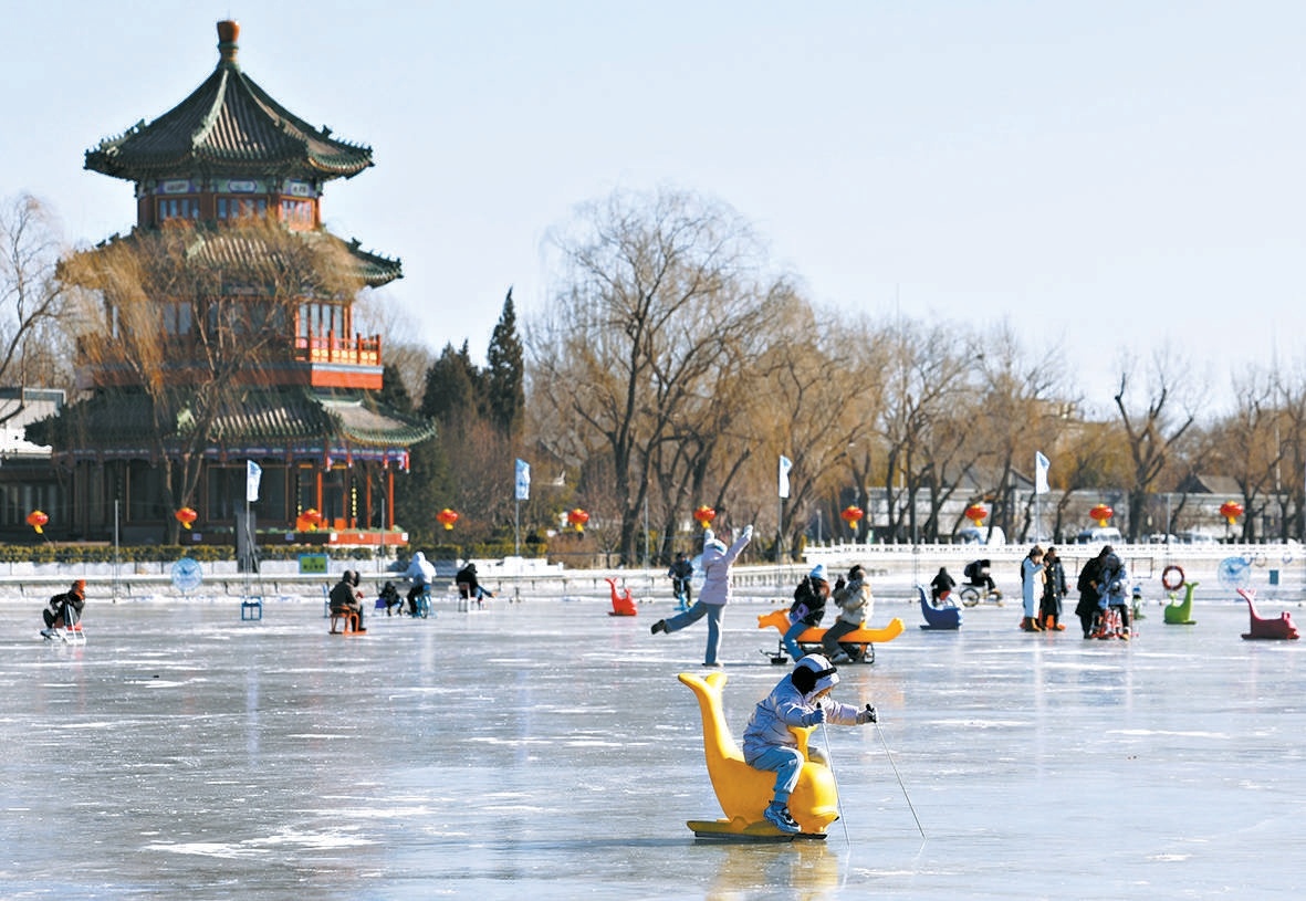 昨天，后海冰场综合区，小朋友“驾驶”动物造型冰车奋力滑行。