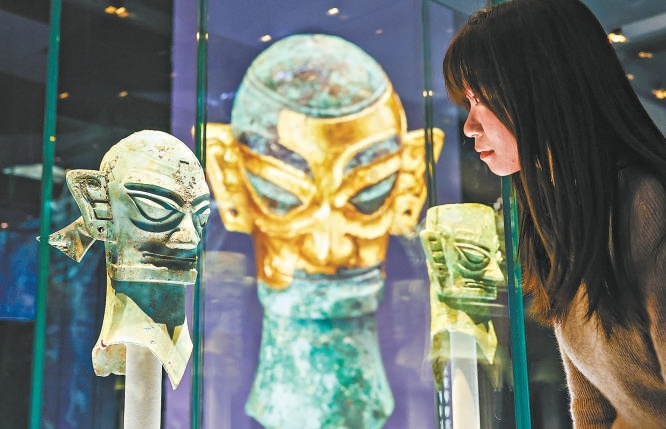 展览荟萃200余件精美文物,生动呈现古蜀先民生活场景和精神世界。 展览荟萃200余件精美文物,生动呈现古蜀先民生活场景和精神世界。