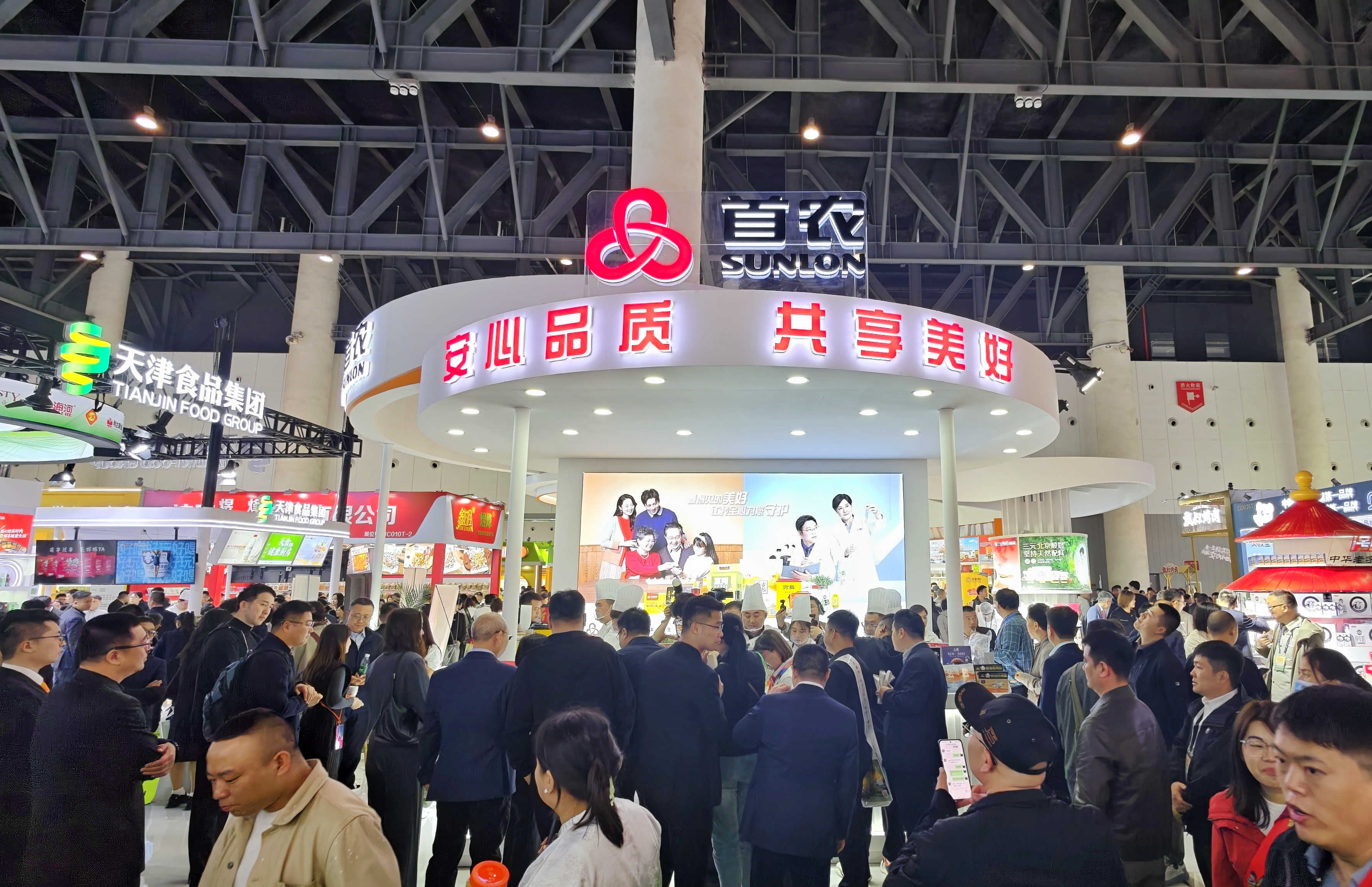 北京老字号亮相全国糖酒会,新品吸引年轻人打卡 北京老字号亮相全国糖酒会,新品吸引年轻人打卡