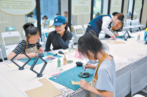 孩子们在路县故城遗址公园参加科普活动。
